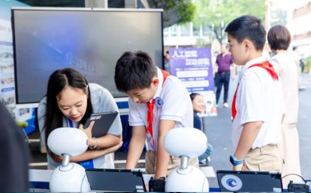 教育实践中积累了丰厚经历也催生了许多可落地可体会的成果